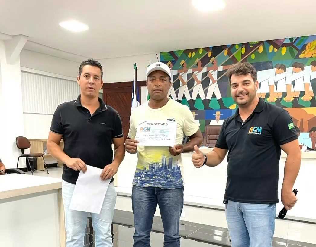 Camacã: Prefeito Paulo do Gás participa da entrega de certificados do curso de máquinas pesadas